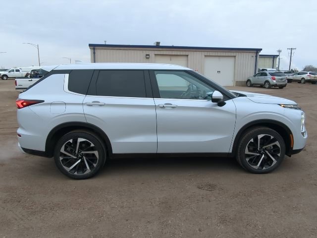 Used 2024 Mitsubishi Outlander SE image 8