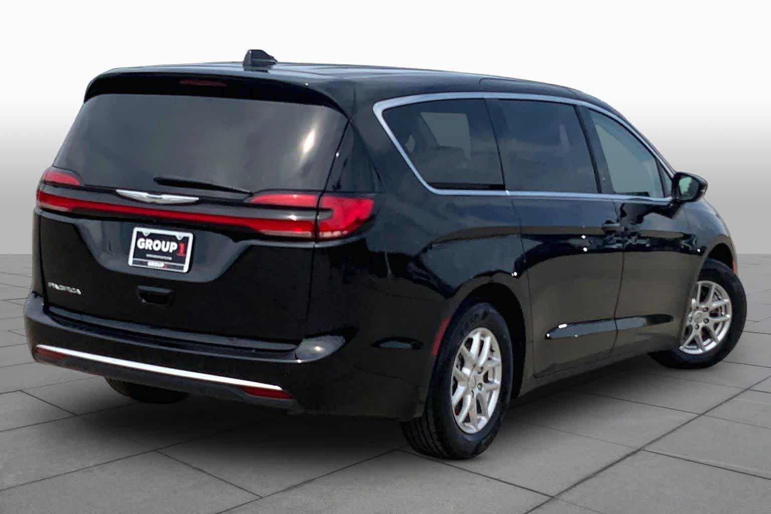 Used 2024 Chrysler Pacifica Touring-L FWD image 13