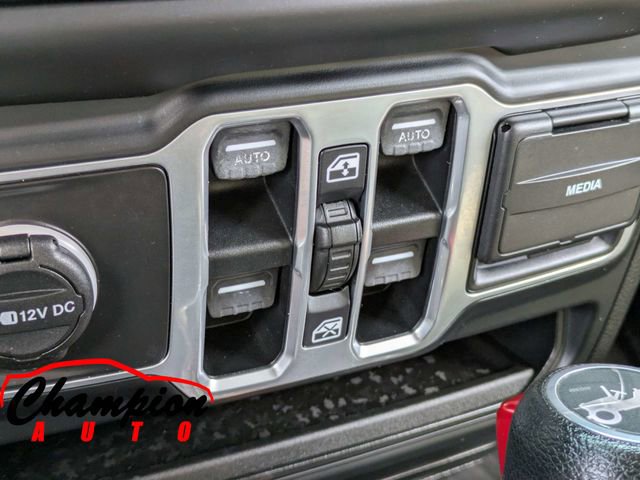 Used 2018 Jeep Wrangler Unlimited Sahara AWD/4WD image 26
