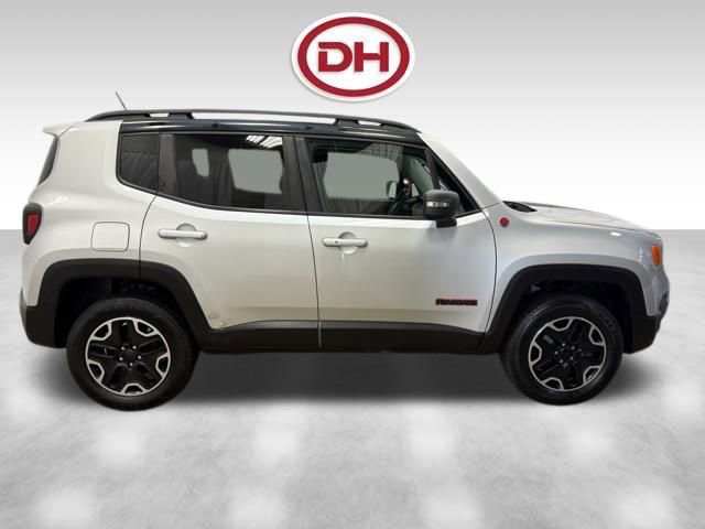 Used 2017 Jeep Renegade Trailhawk image 2