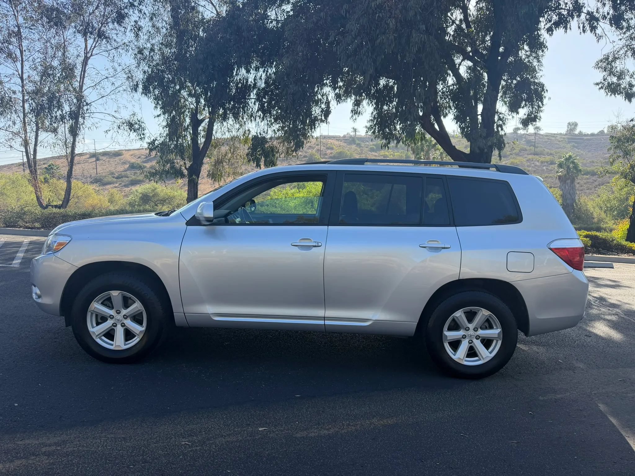 Used 2010 Toyota Highlander SE AWD/4WD image 2