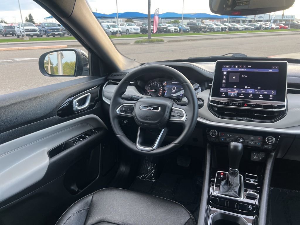 Used 2025 Jeep Compass Limited image 43