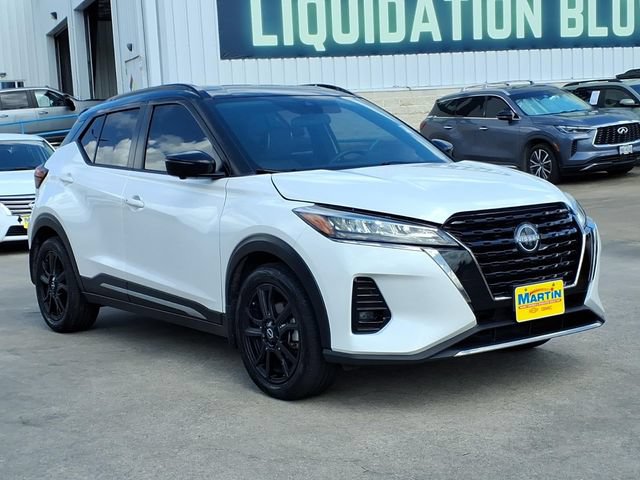 Used 2023 Nissan Kicks SR w/ SR Premium Package FWD image 3