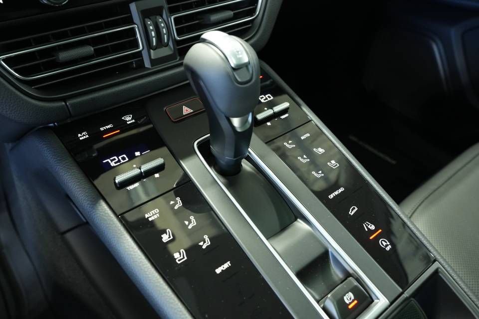 Certified 2026 Porsche Macan AWD/4WD image 24