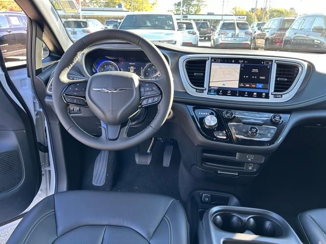 New 2026 Chrysler Pacifica Select image 16