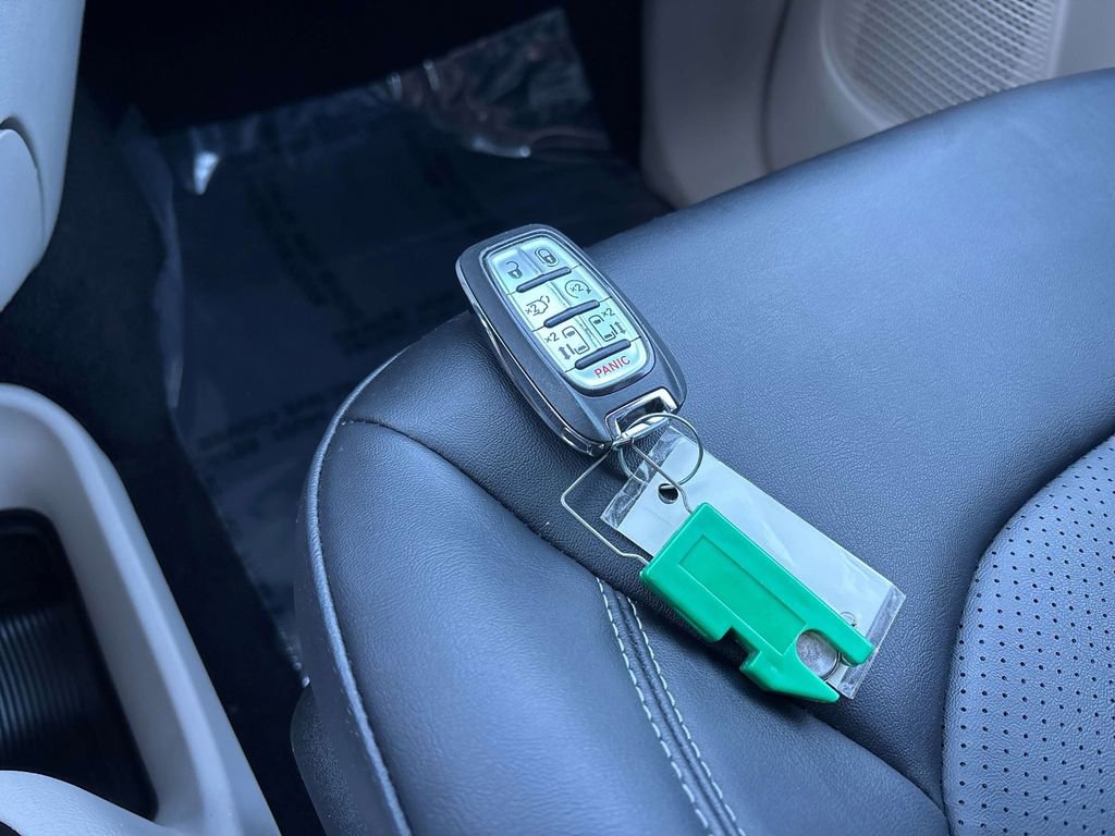 Used 2024 Chrysler Pacifica Touring-L image 32