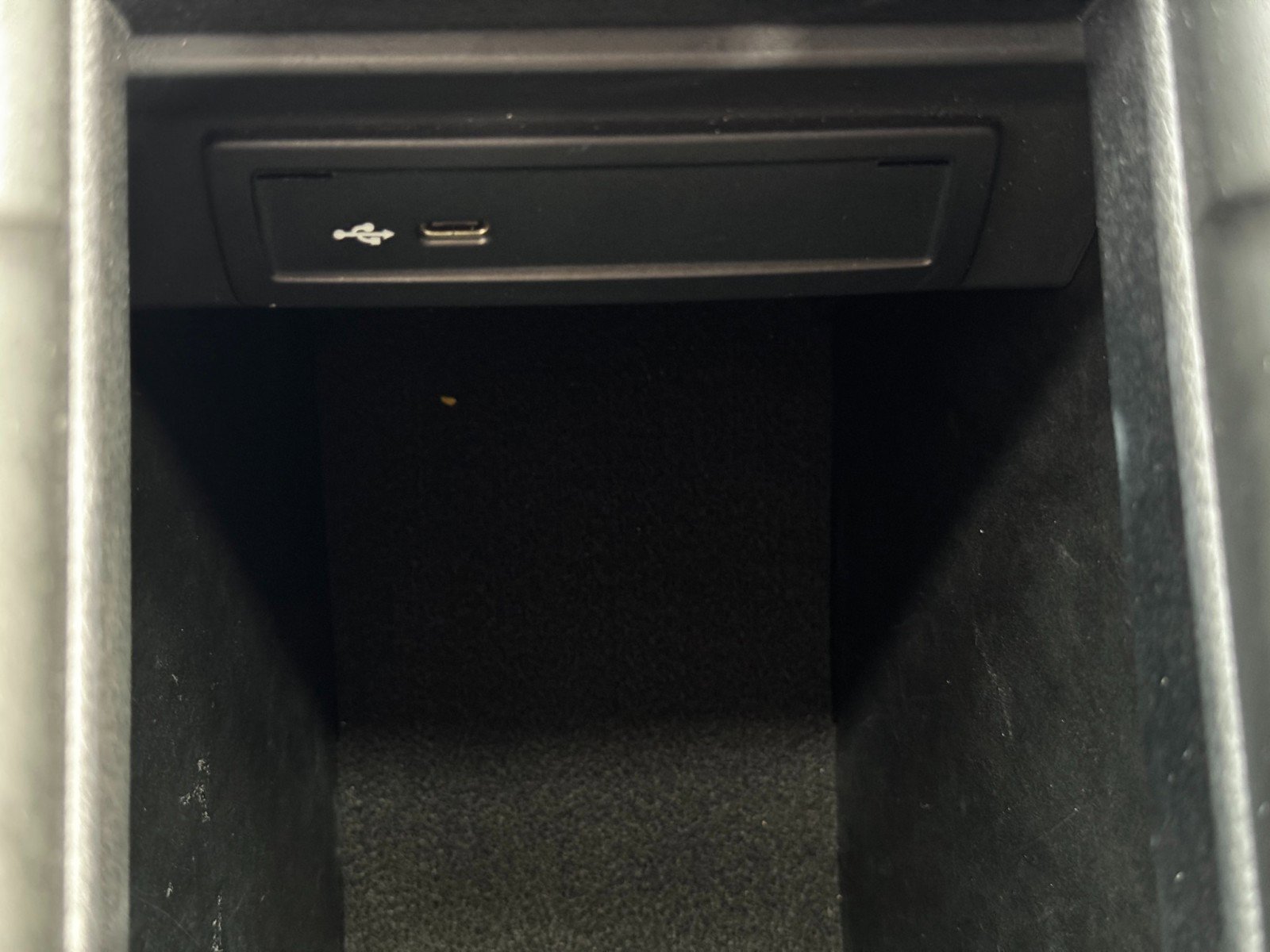 Used 2021 Mercedes-Benz GLB 250 4MATIC w/ Premium Package image 32