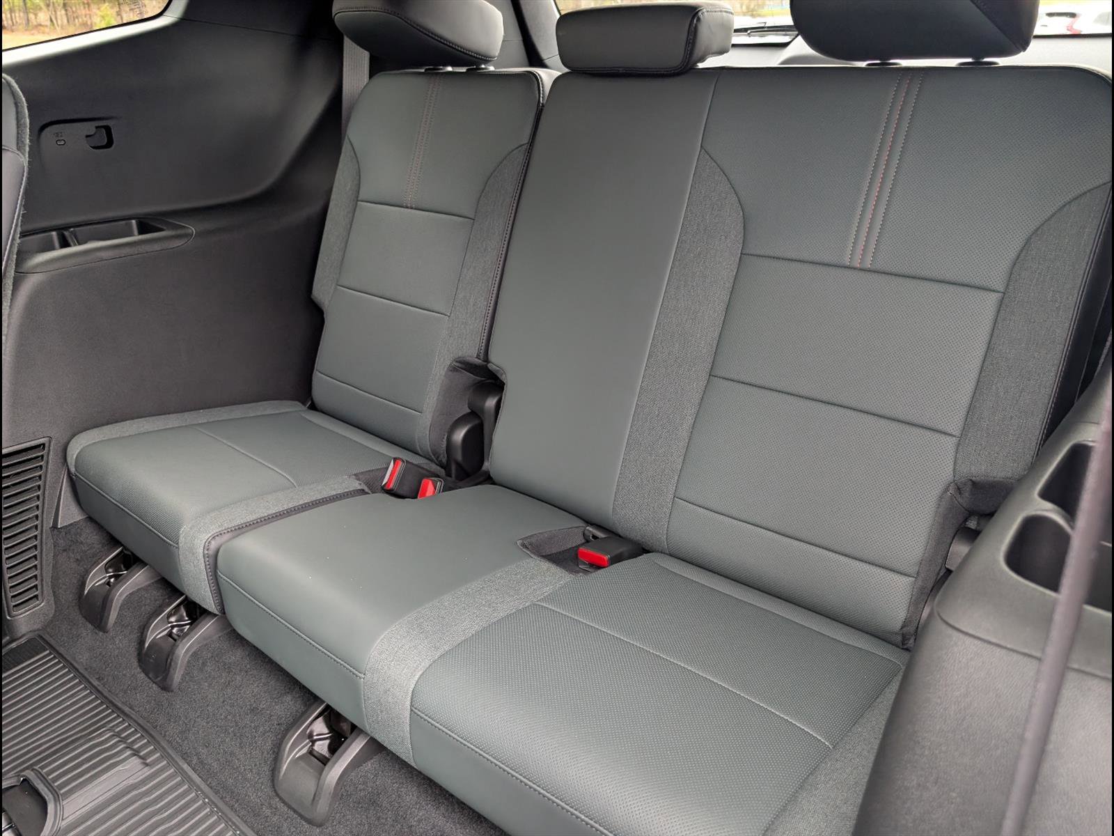 Used 2026 GMC Acadia AT4 w/ Super Cruise Package image 16