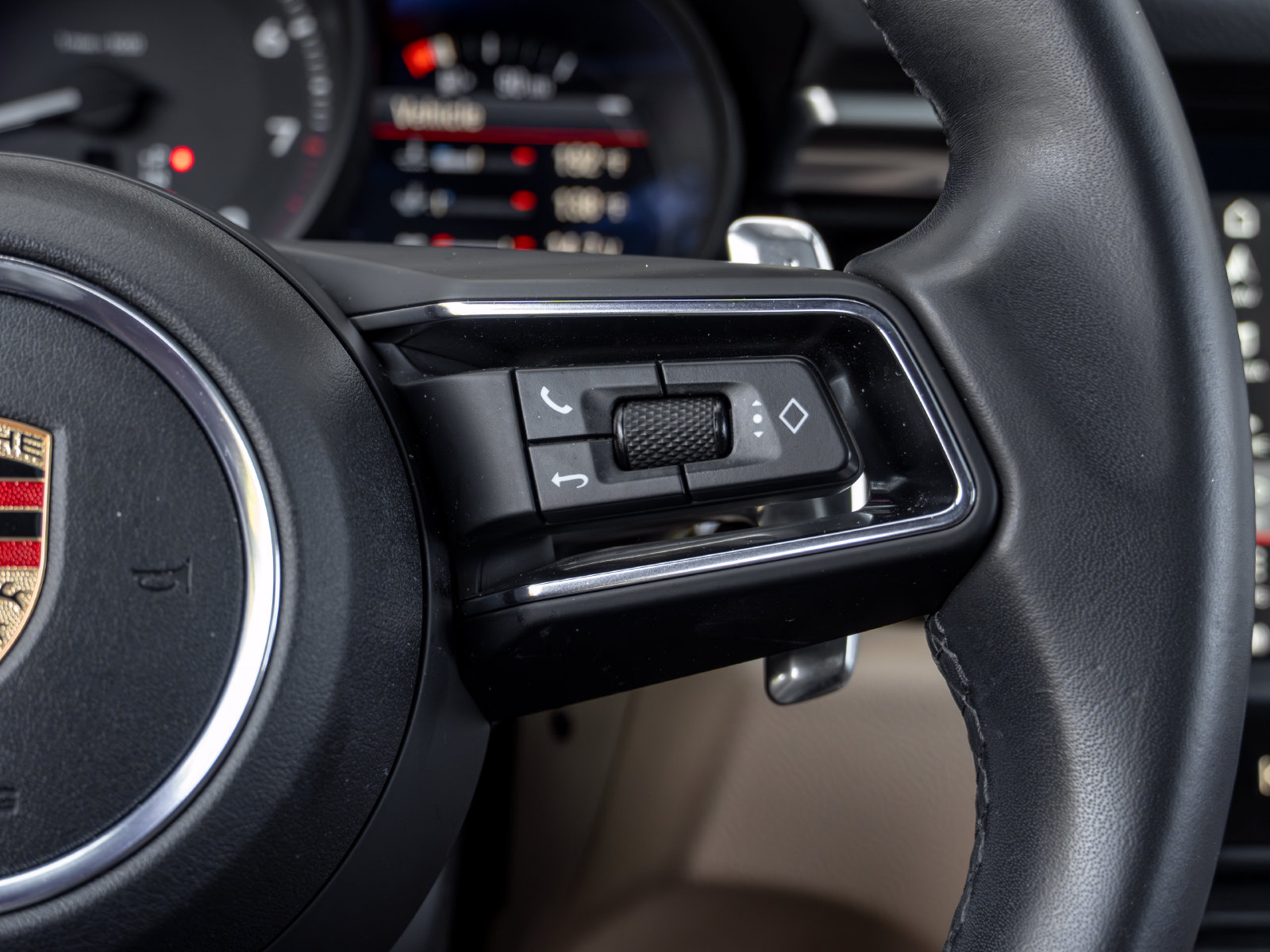 Certified 2023 Porsche Macan AWD/4WD image 30