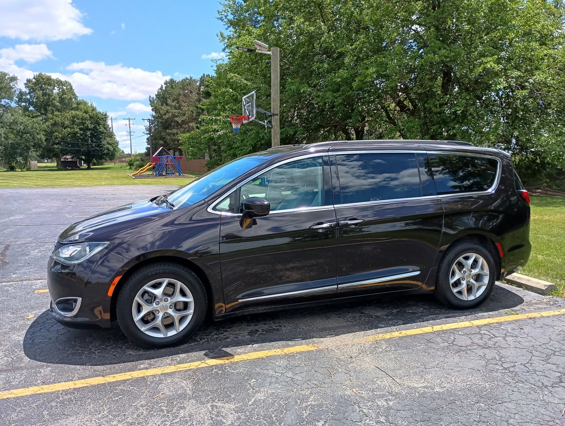 Used 2017 Chrysler Pacifica Touring-L w/ Tire & Wheel Group FWD image 3
