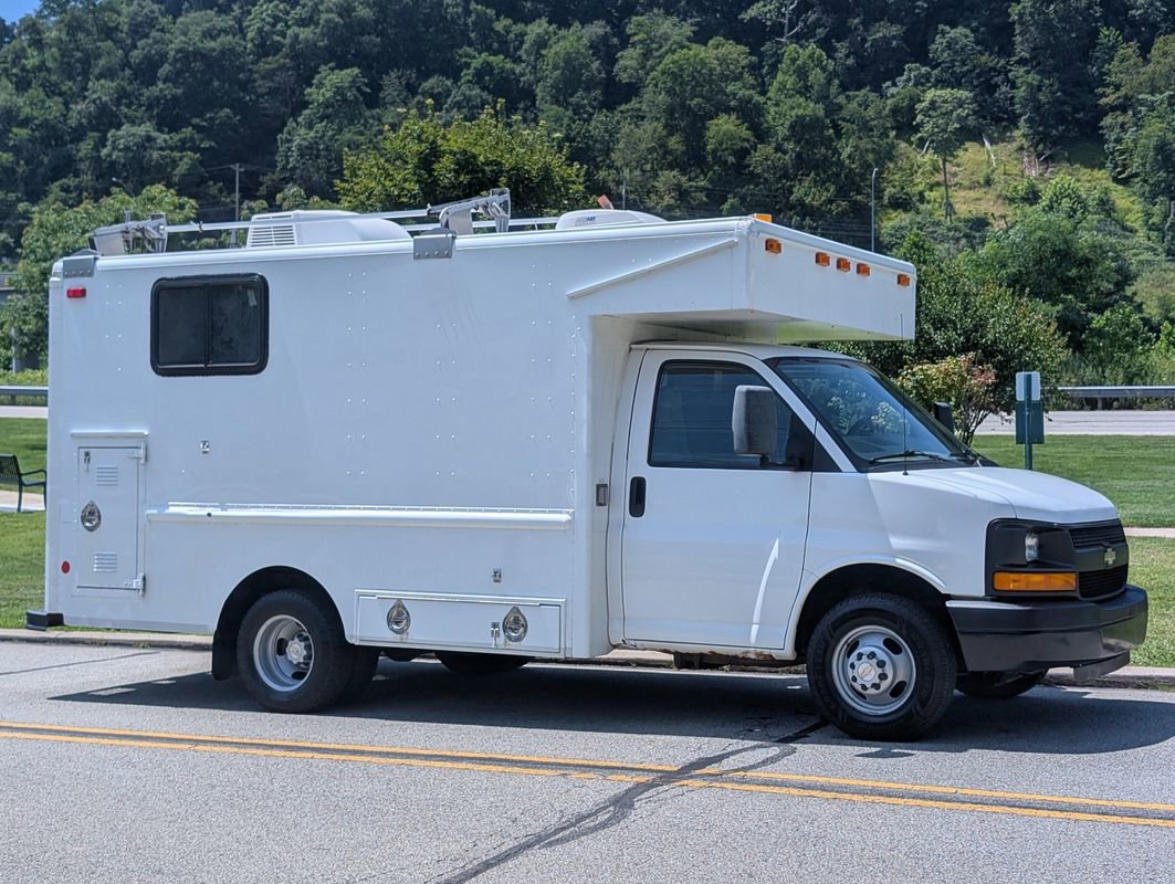 Used 2009 Chevrolet Express 3500 image 3