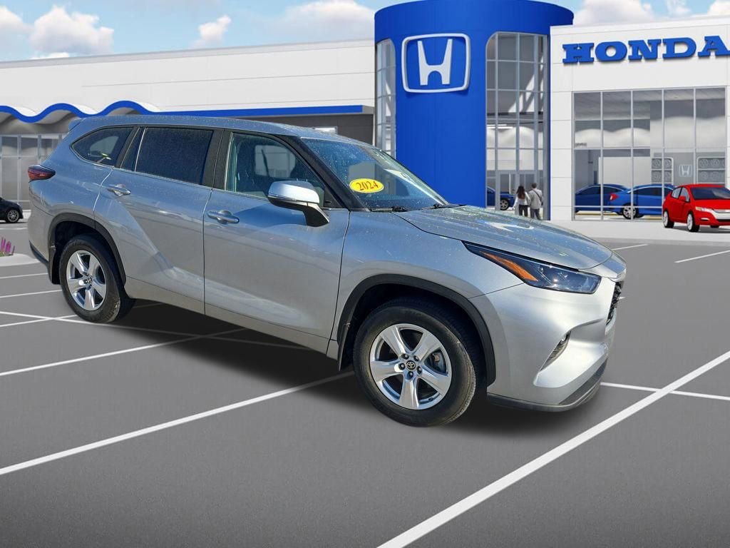 Used 2024 Toyota Highlander LE image 2