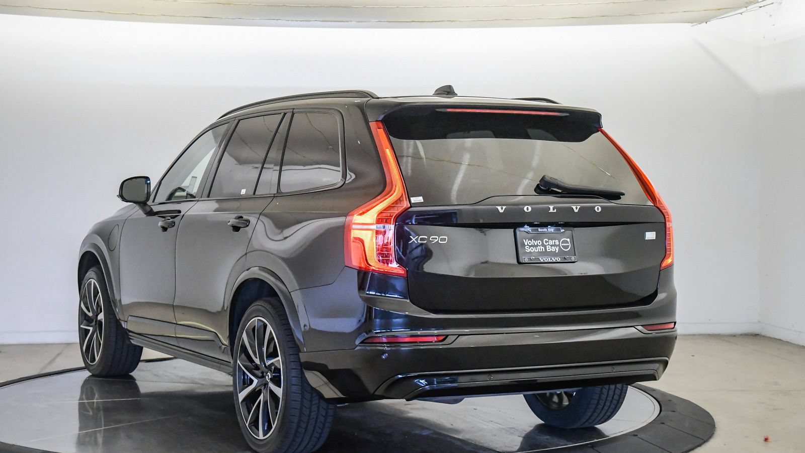Certified 2023 Volvo XC90 T8 Ultimate AWD/4WD image 2