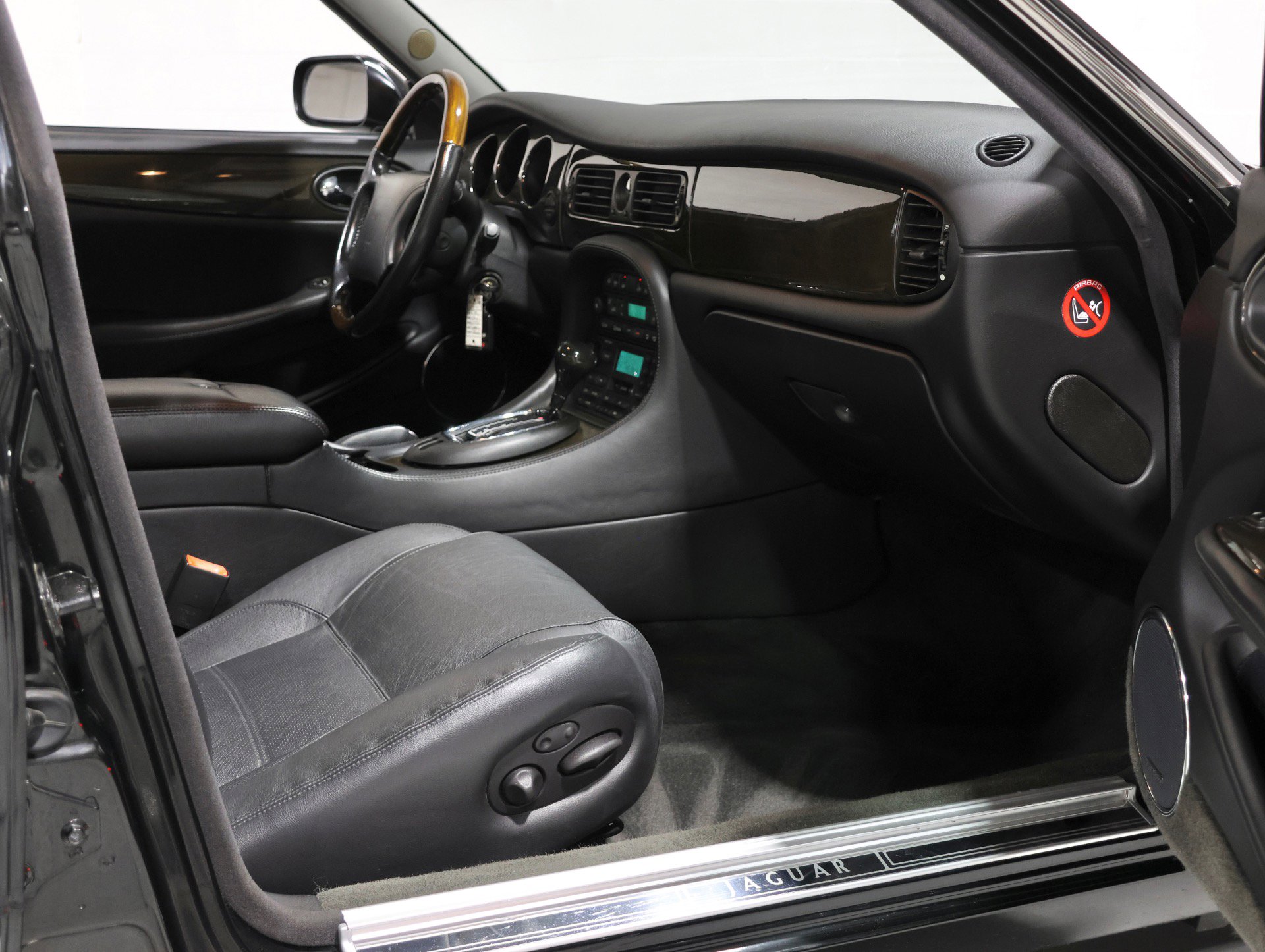 Used 1998 Jaguar XJ8 RWD image 46