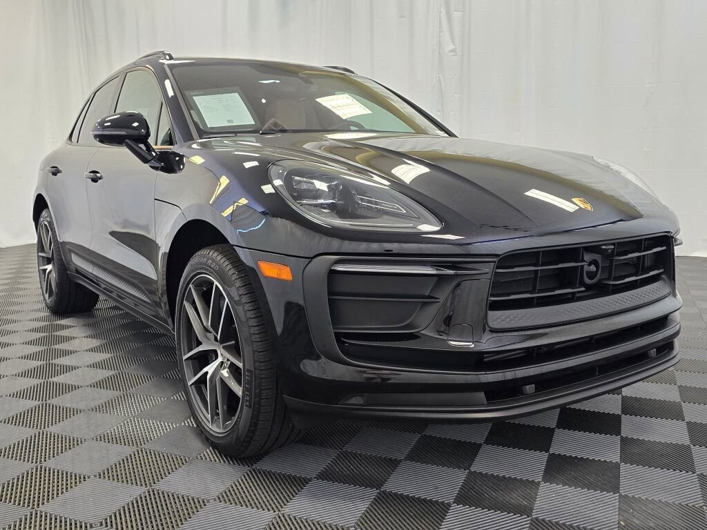 Certified 2025 Porsche Macan image 9