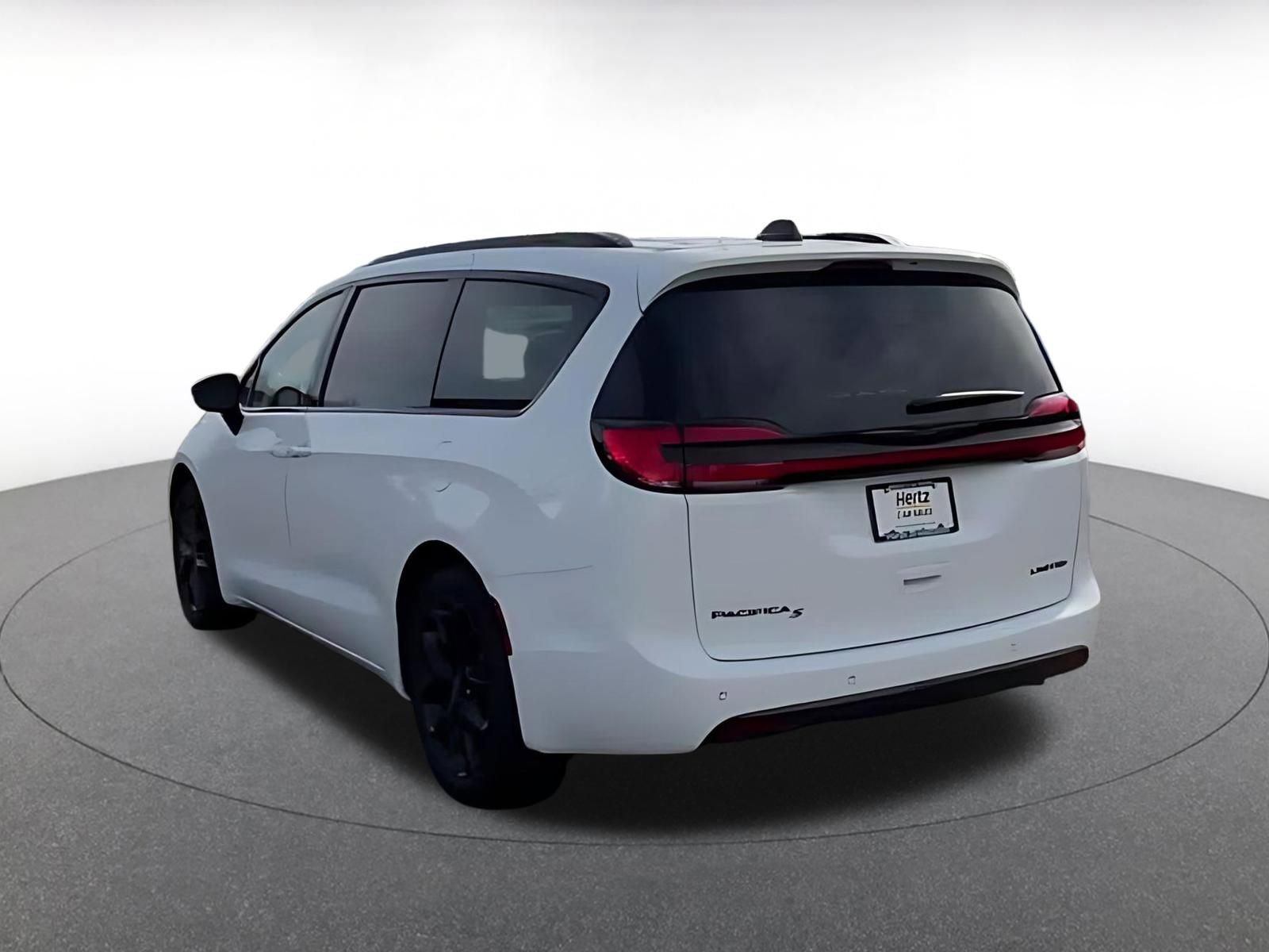 Used 2025 Chrysler Pacifica Limited image 10