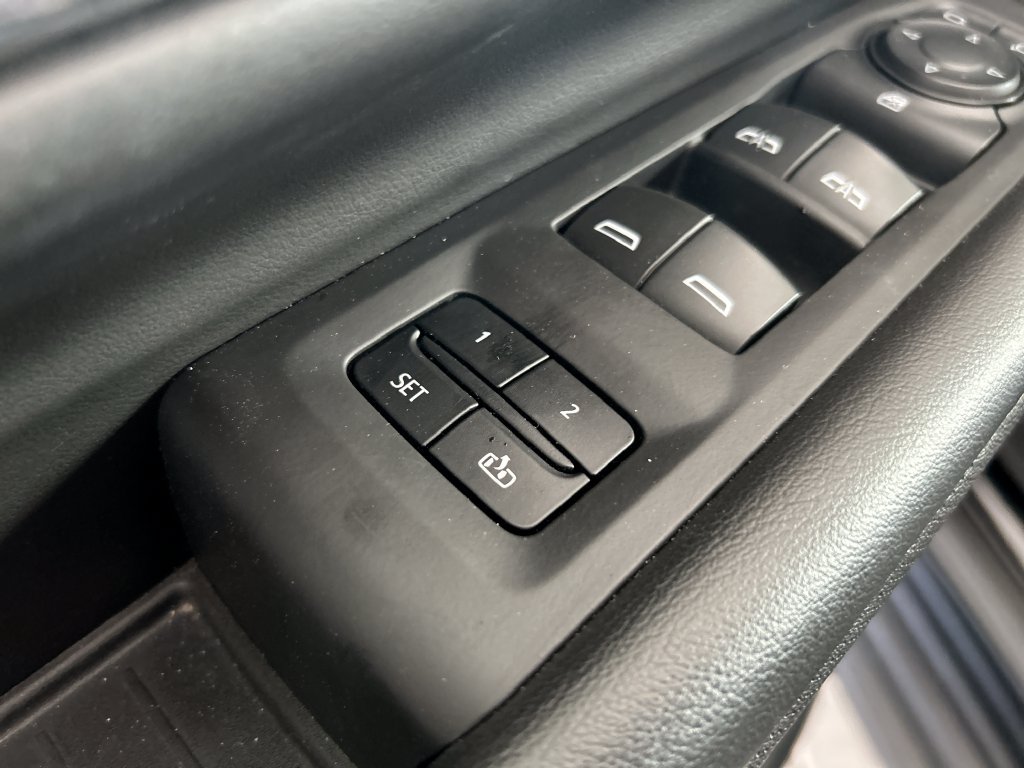 Used 2024 GMC Yukon SLT RWD image 11