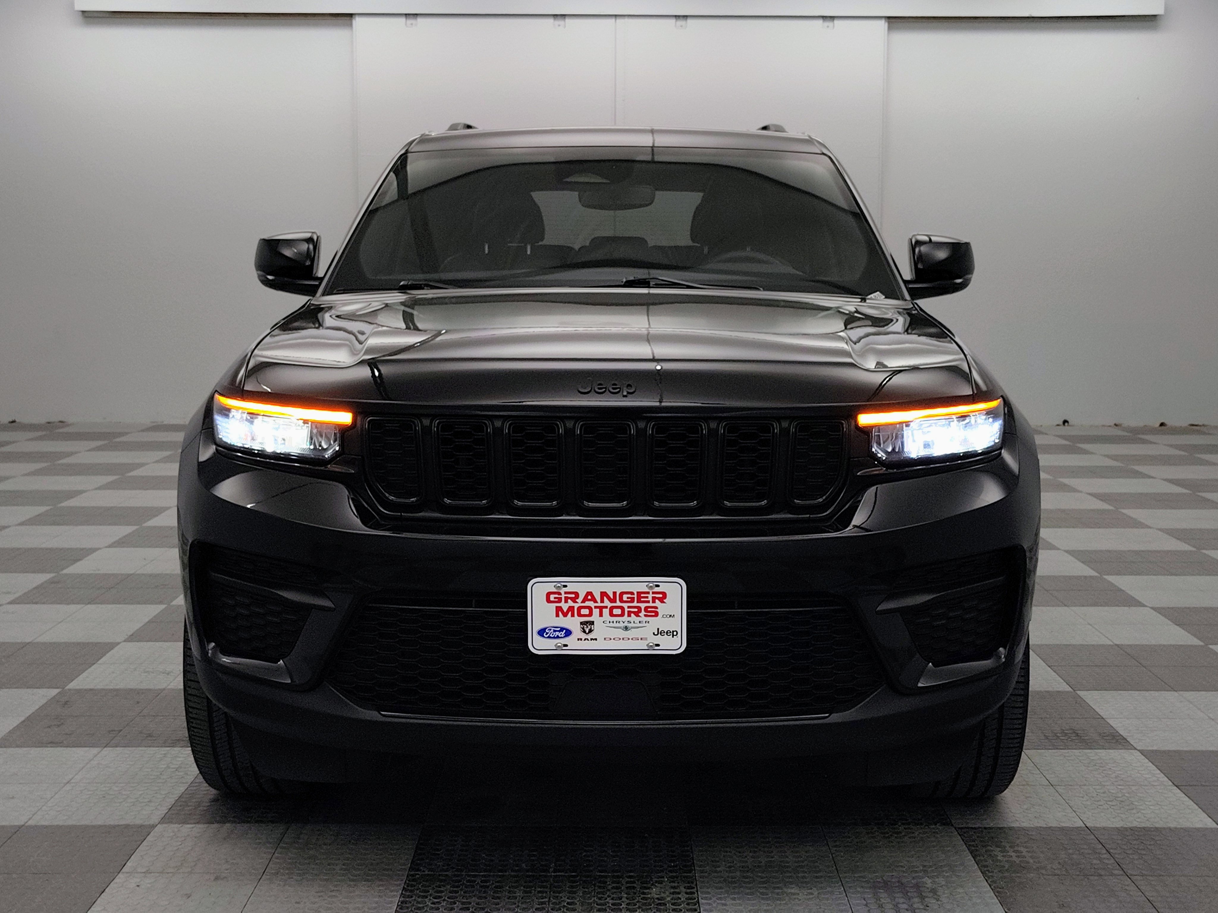 Used 2023 Jeep Grand Cherokee Altitude AWD/4WD image 5
