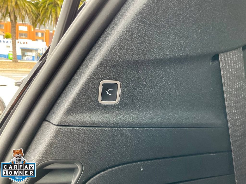 Used 2023 Chrysler Pacifica Limited w/ Uconnect Theater Family Group FWD image 11