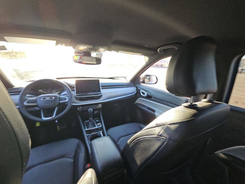 Used 2025 Jeep Compass Limited image 3