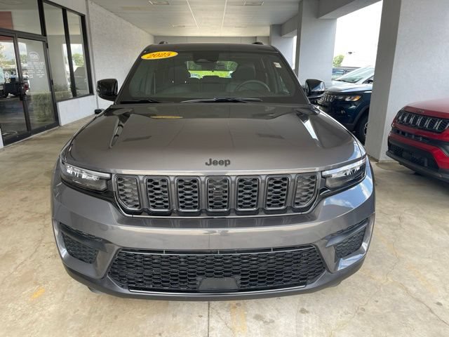 Used 2025 Jeep Grand Cherokee Altitude AWD/4WD image 4