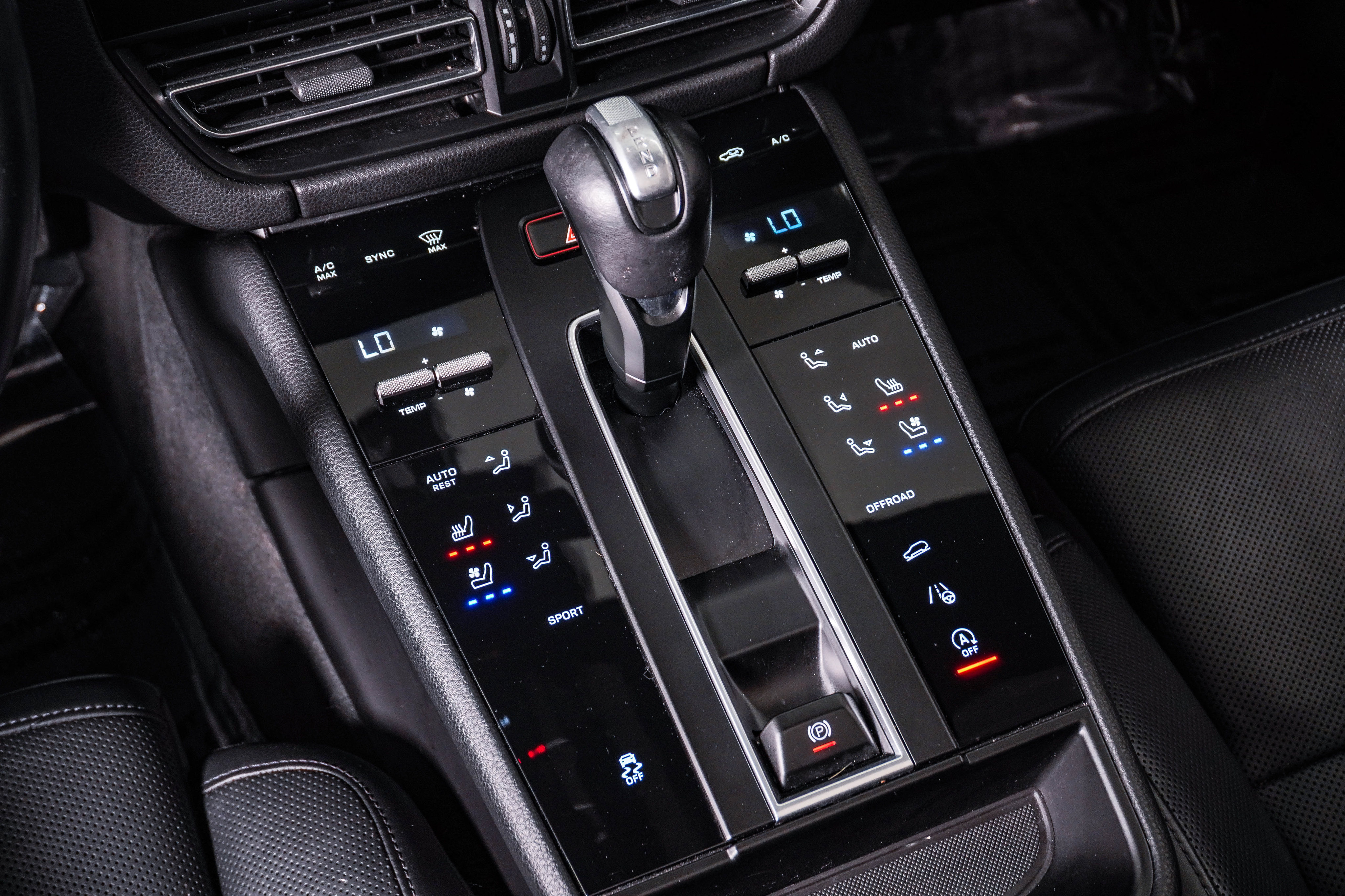 Certified 2023 Porsche Macan Turbo AWD/4WD image 24