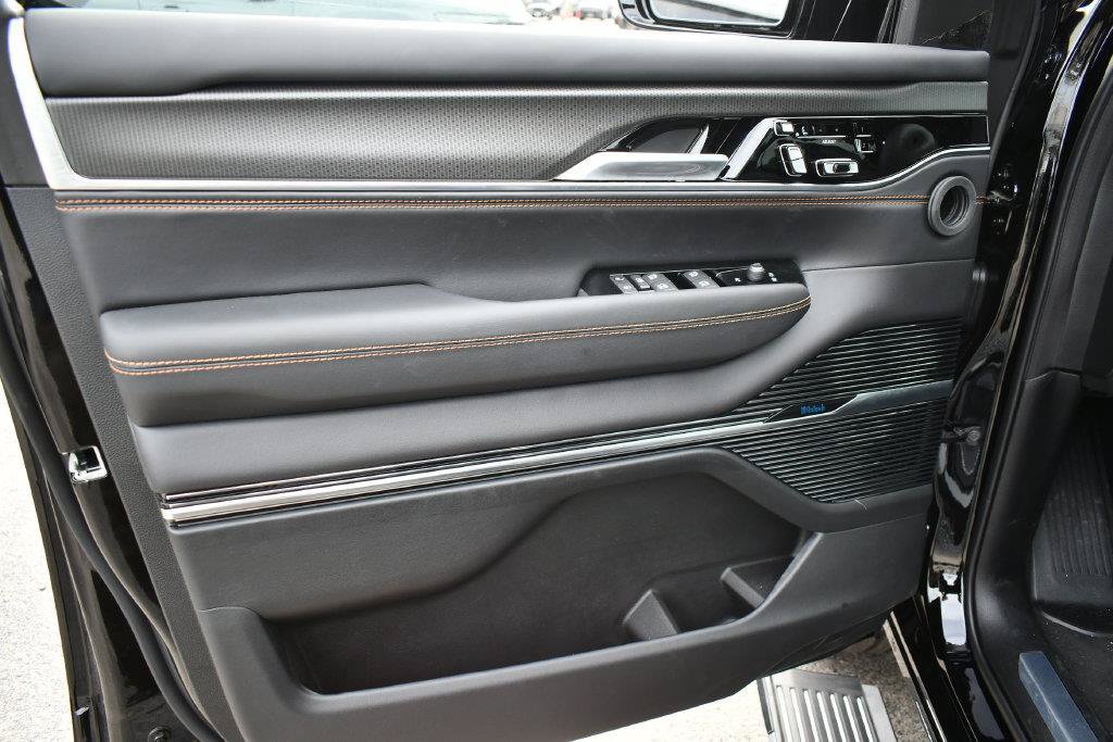 New 2026 Jeep Grand Wagoneer Summit AWD/4WD image 17