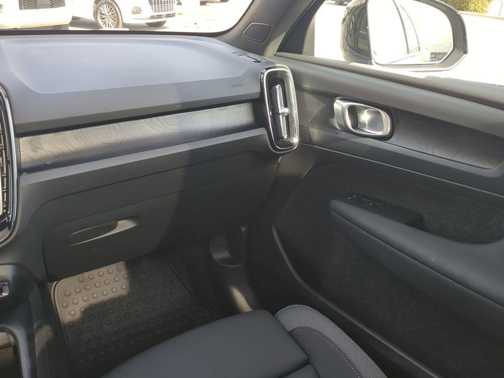 Used 2023 Volvo C40 Recharge Core image 25