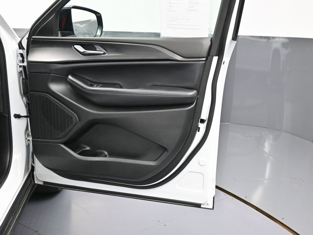 Used 2024 Jeep Grand Cherokee L Laredo image 40