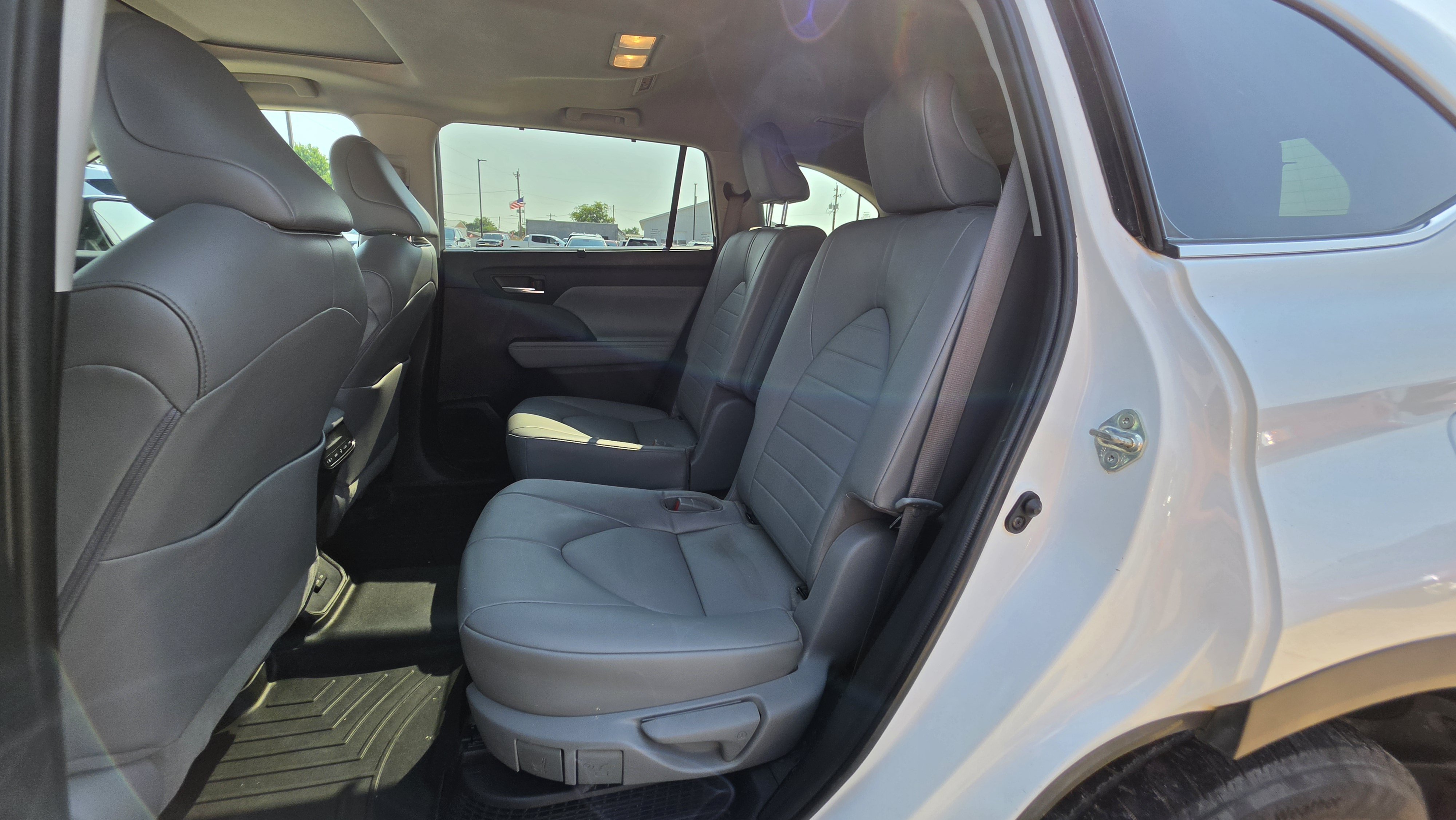 Used 2022 Toyota Highlander XLE AWD/4WD image 18