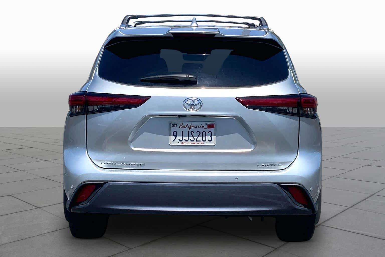 Used 2023 Toyota Highlander Limited FWD image 4