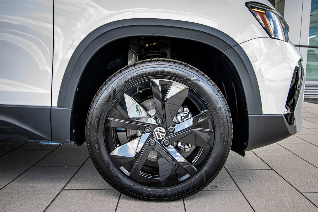 Certified 2025 Volkswagen Taos SE w/ Black Wheel Package image 20