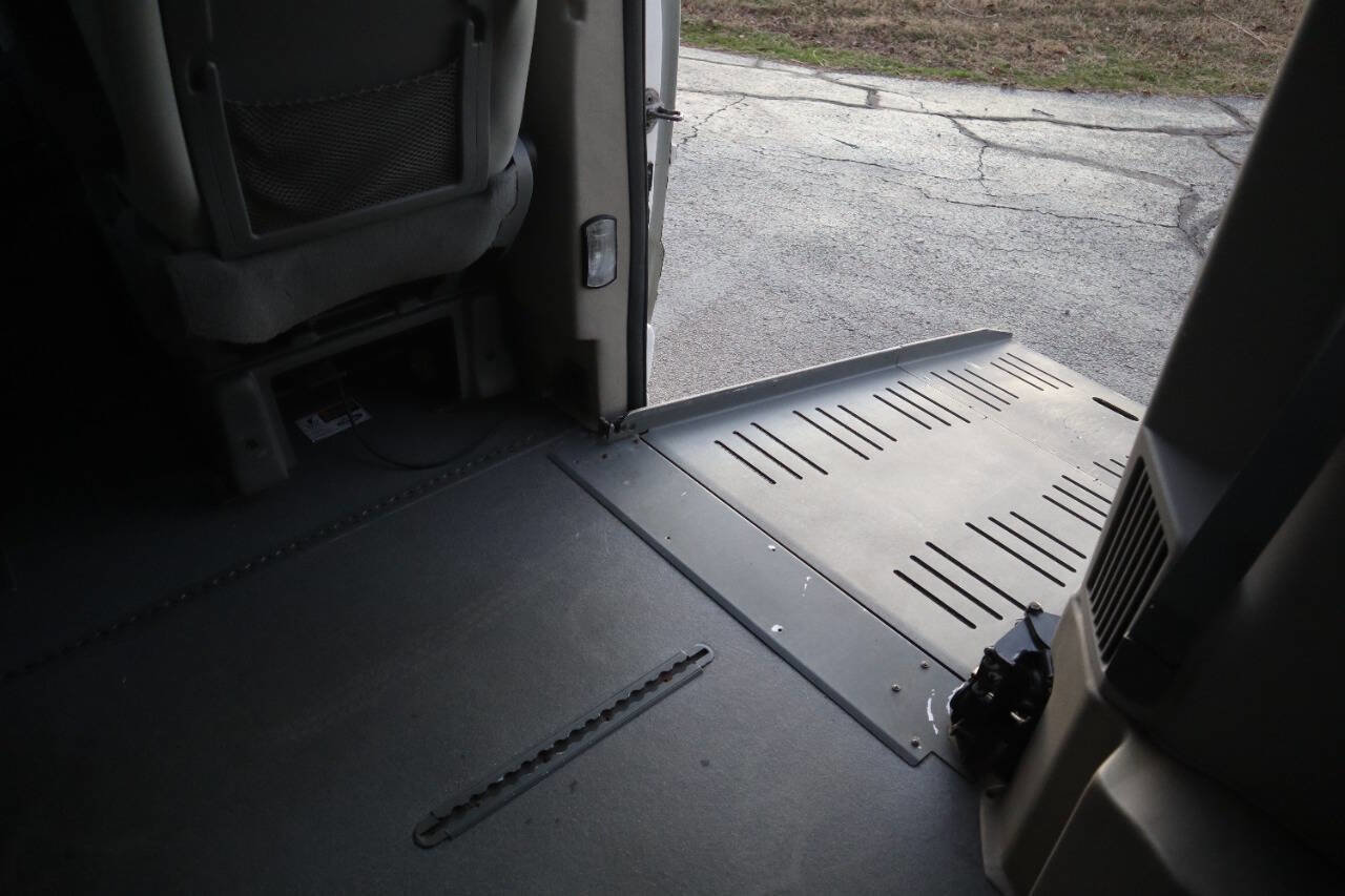 Used 2010 Dodge Grand Caravan SE w/ Climate Group image 24