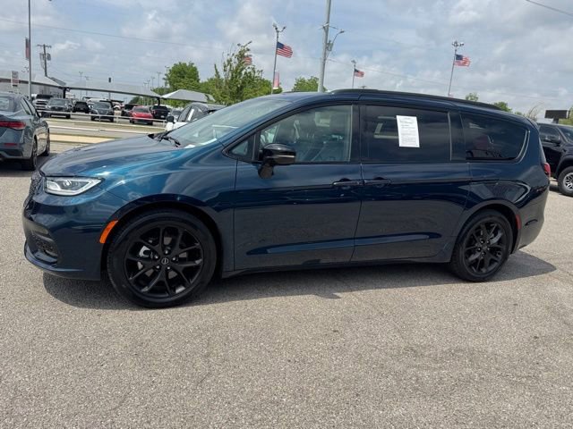 Used 2025 Chrysler Pacifica Limited image 3