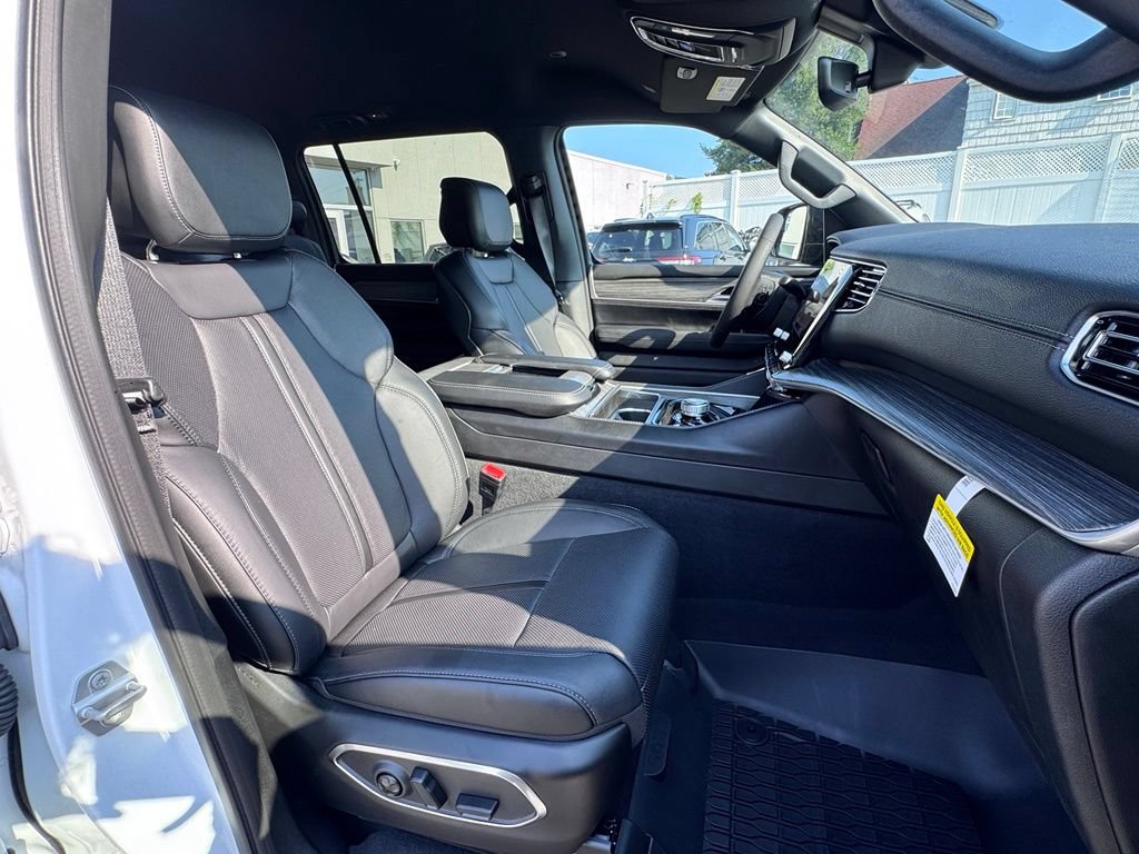 Used 2024 Jeep Wagoneer L Series II w/ Flexible Seating Group RWD image 19