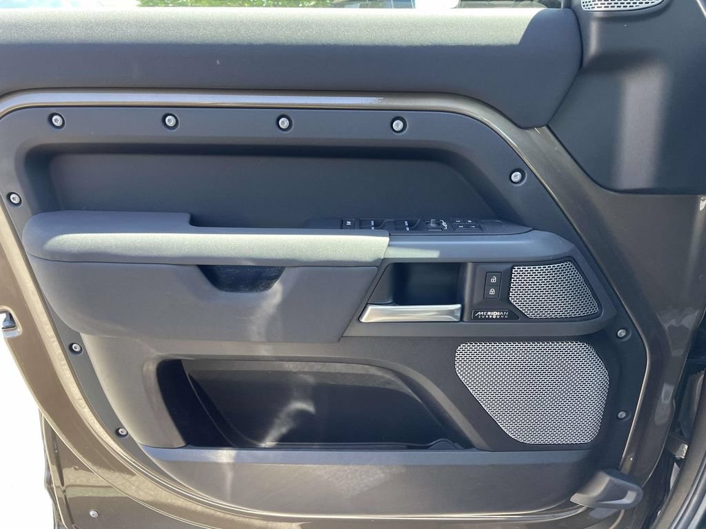 Certified 2023 Land Rover Defender 130 X-Dynamic SE AWD/4WD image 32