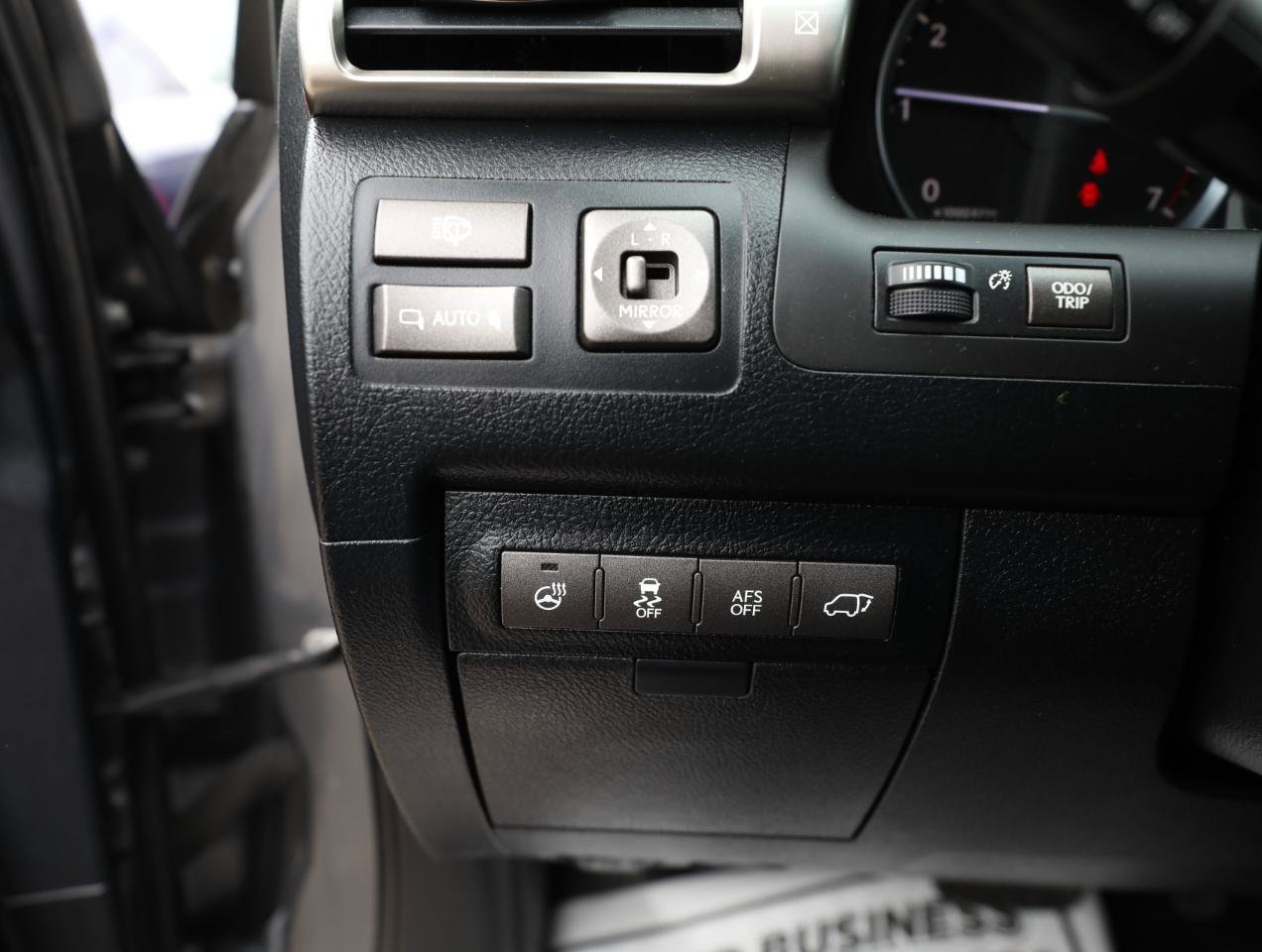 Used 2013 Lexus LX 570 4WD w/ Luxury Pkg image 30