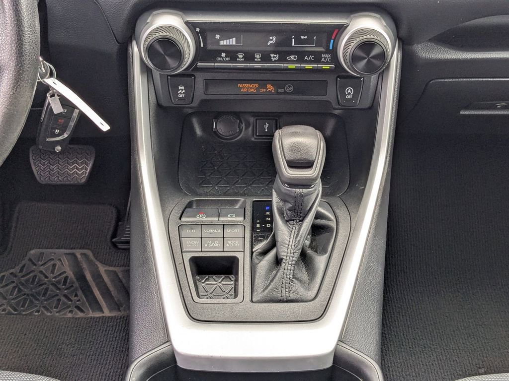 Used 2022 Toyota RAV4 LE AWD/4WD image 18
