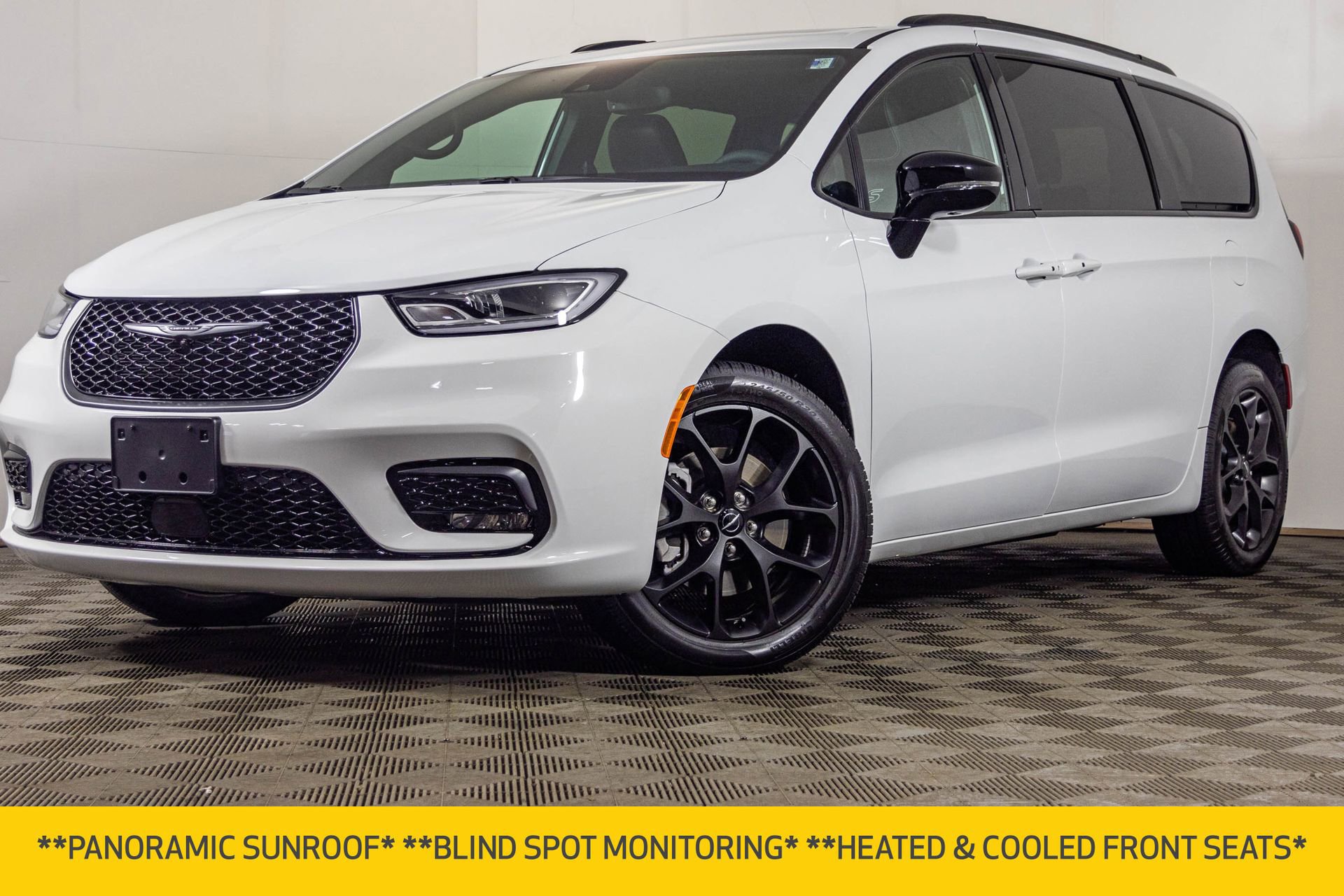 Used 2023 Chrysler Pacifica Limited w/ Uconnect Theater Family Group image 2