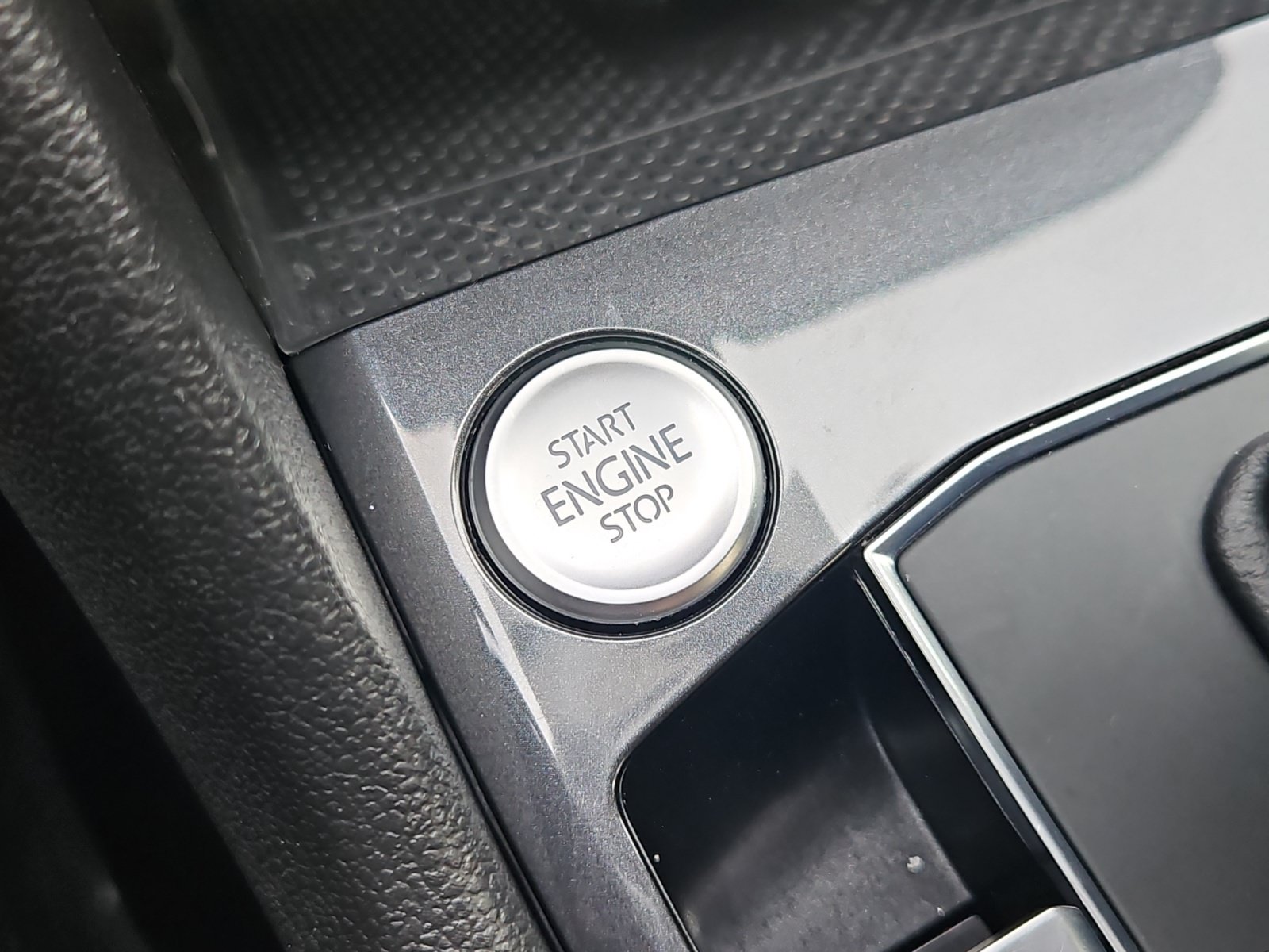 Used 2021 Volkswagen Tiguan SE FWD image 22