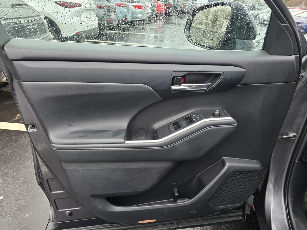 Used 2022 Toyota Highlander XLE AWD/4WD image 16