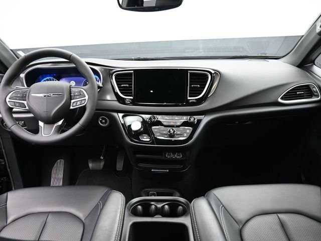Used 2025 Chrysler Pacifica Select image 23
