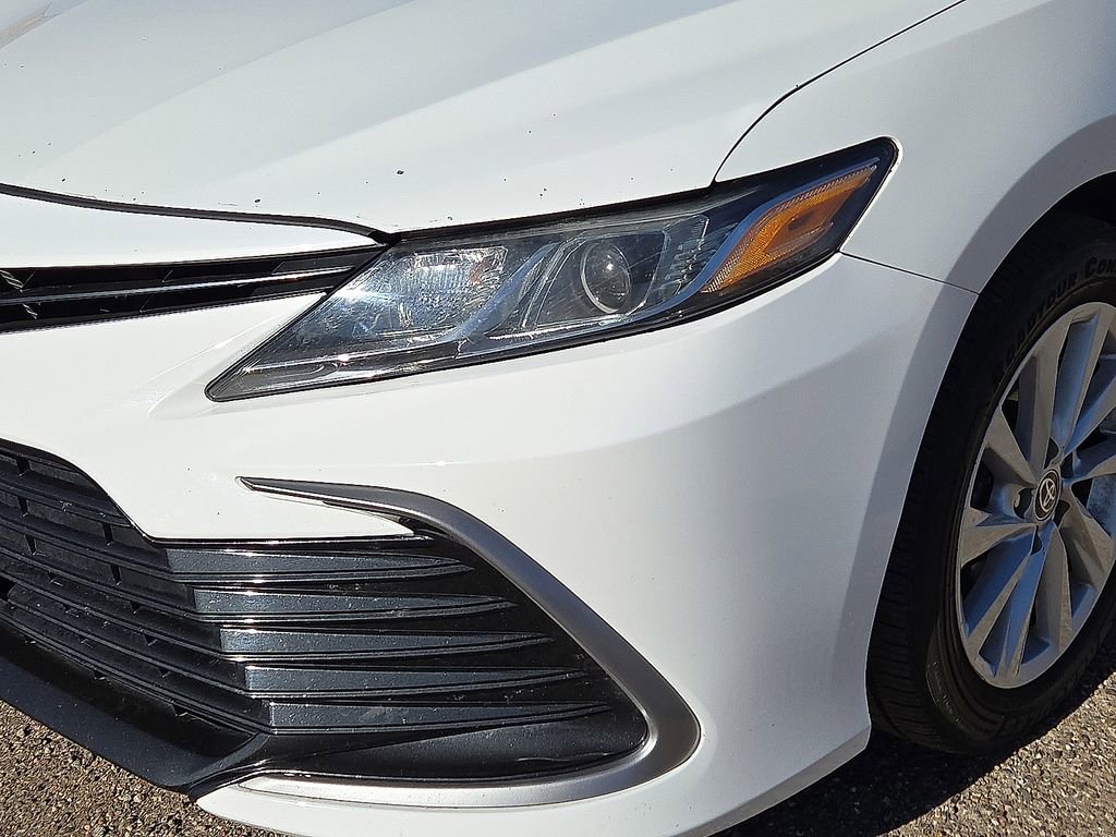 Used 2021 Toyota Camry LE image 9