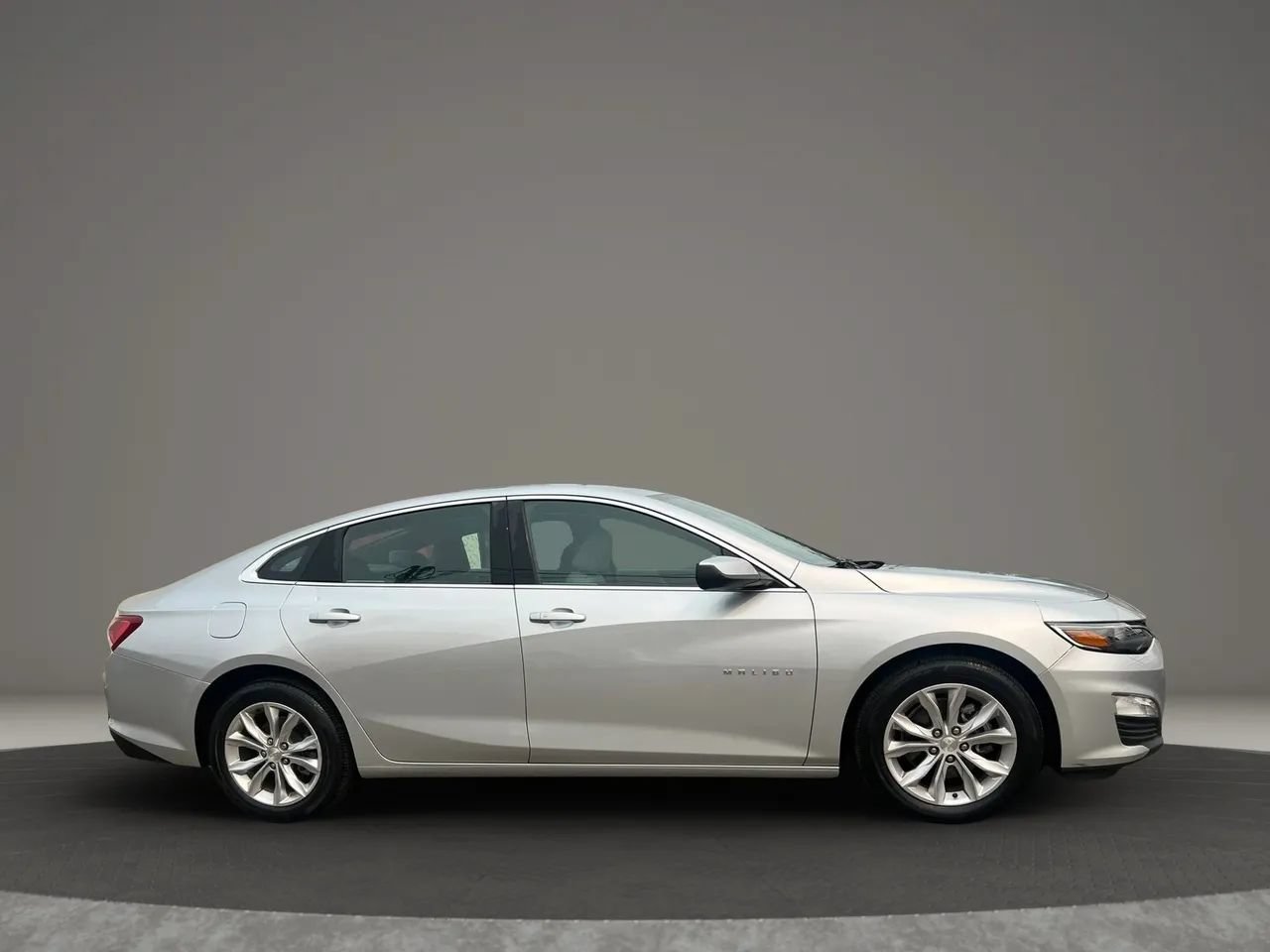 Used 2021 Chevrolet Malibu LT FWD image 4