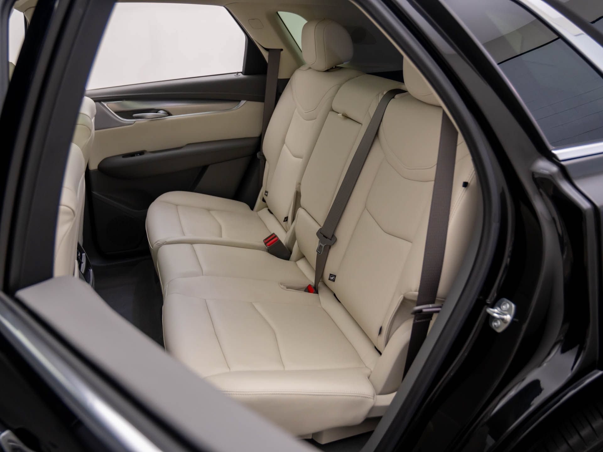 Certified 2025 Cadillac XT5 Premium Luxury w/ LPO, Floor Liner Package AWD/4WD image 17