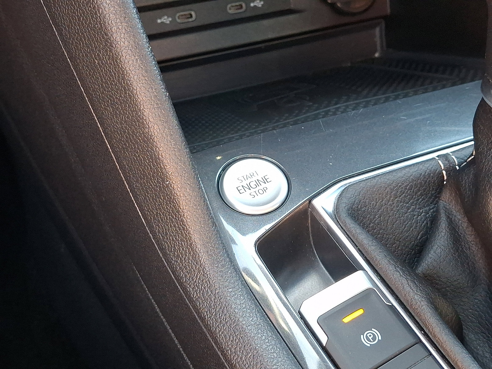 Certified 2022 Volkswagen Tiguan SE R-Line image 25