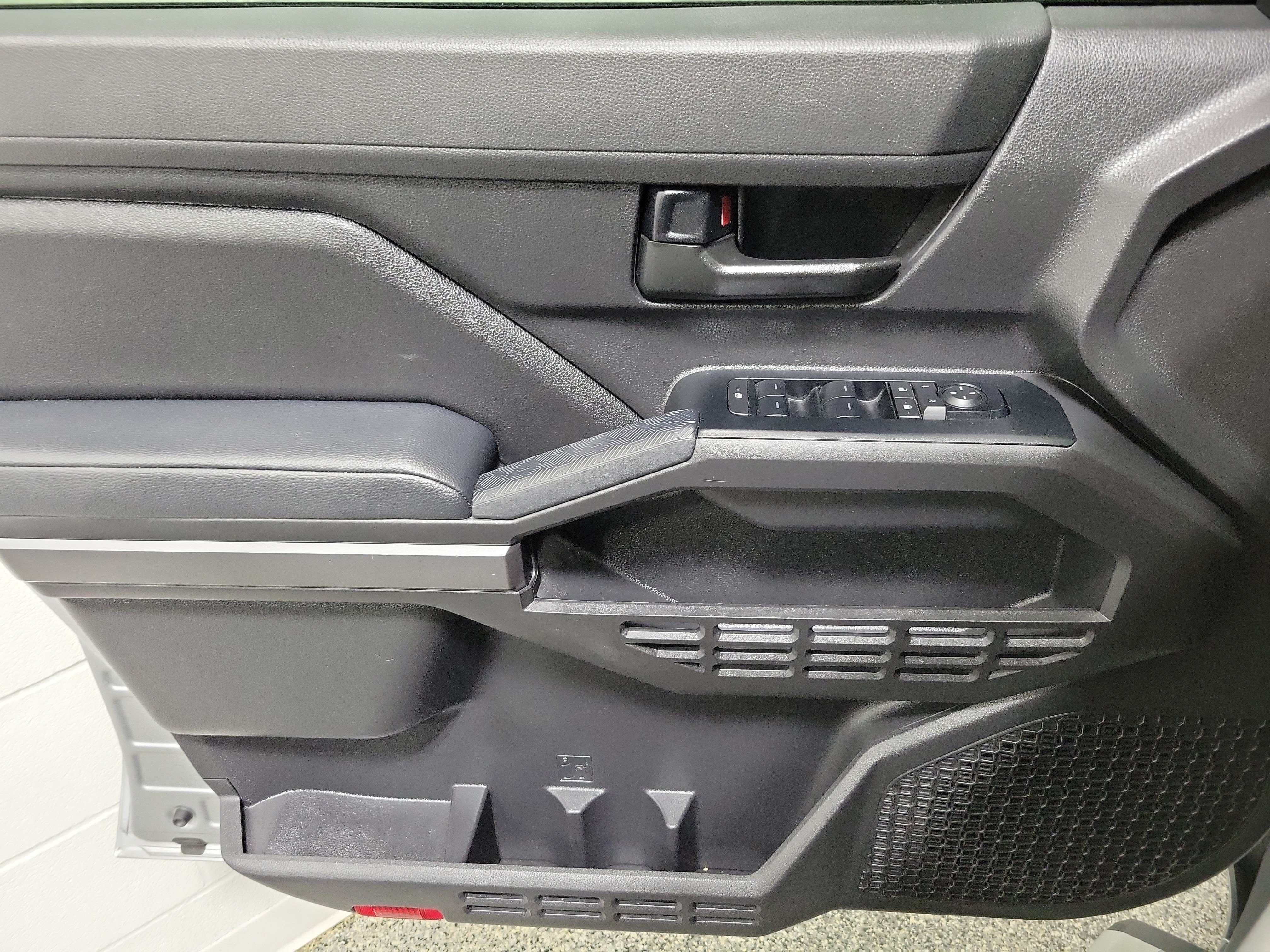 Certified 2025 Toyota Tacoma SR5 AWD/4WD image 19