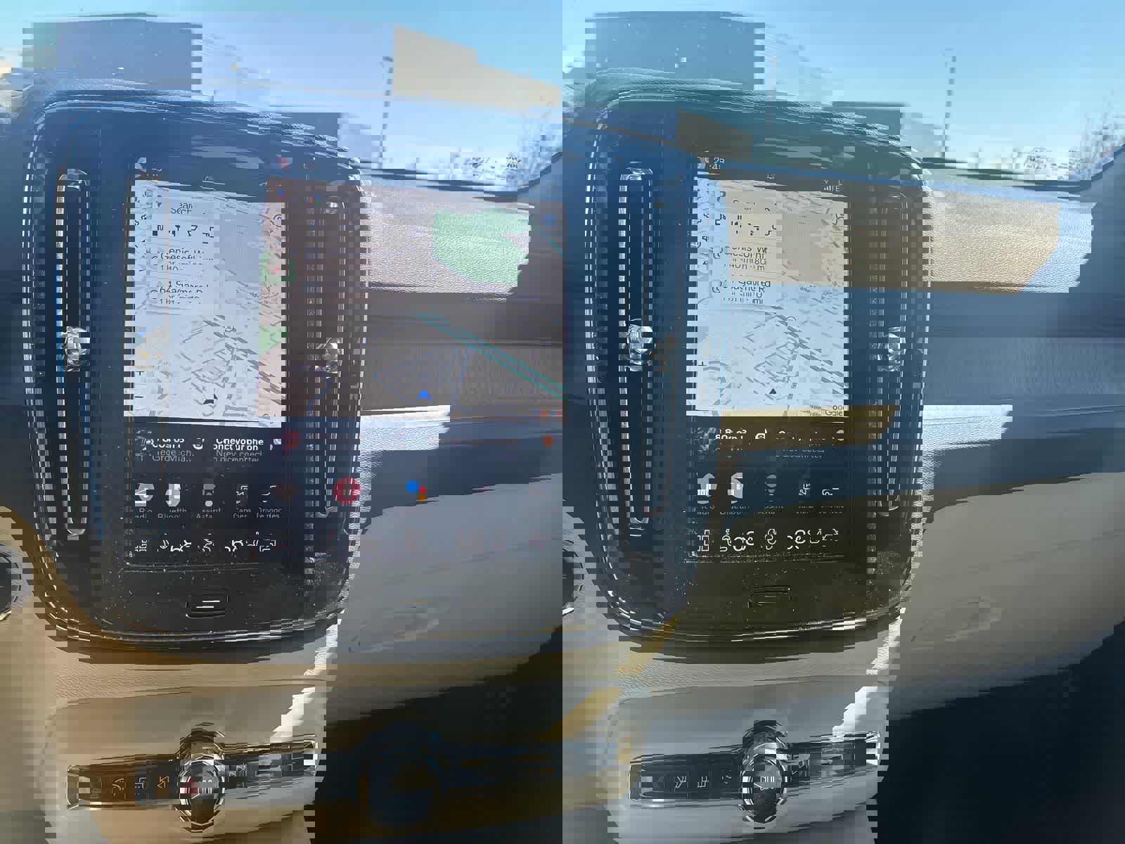 Used 2025 Volvo XC40 B5 Ultra w/ Climate Package image 30