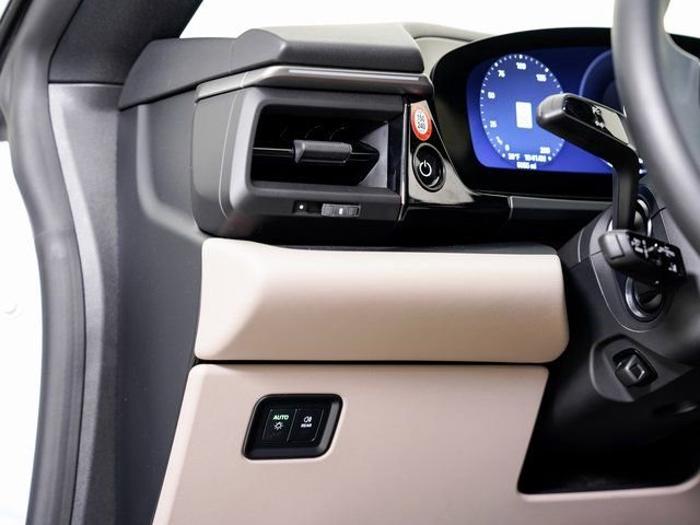 Certified 2025 Porsche Macan Electric image 10