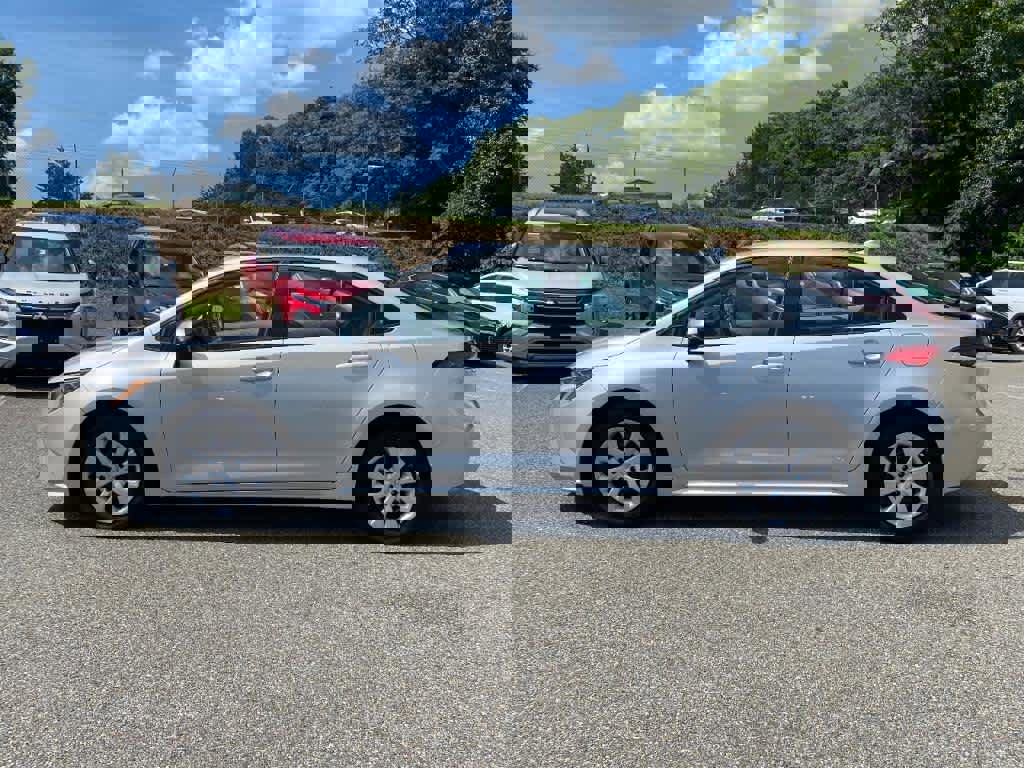 Used 2024 Toyota Corolla LE image 2